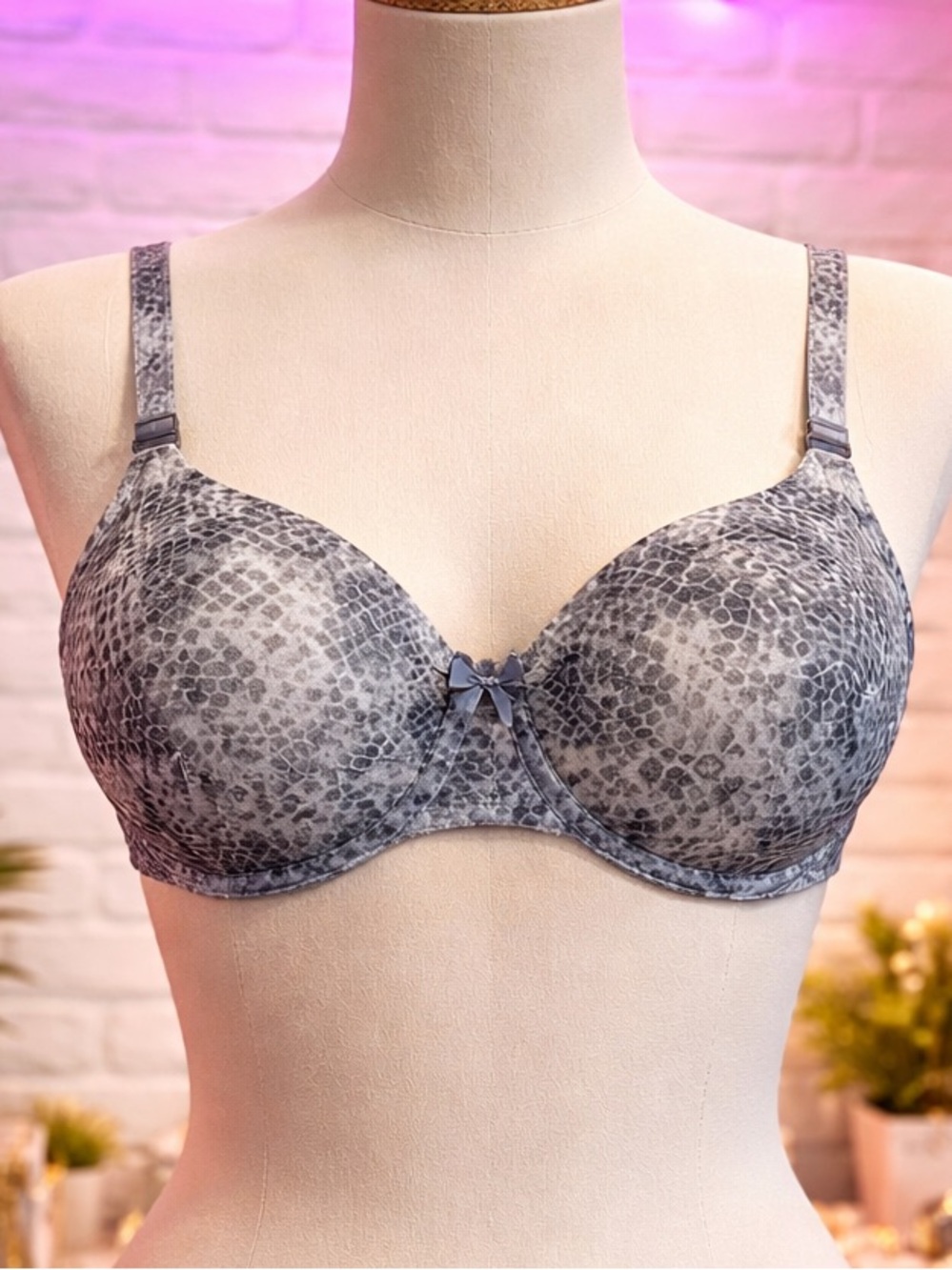 NWT Liz Claiborne bra Sz 38D never worn color  speckled gray/white pattern